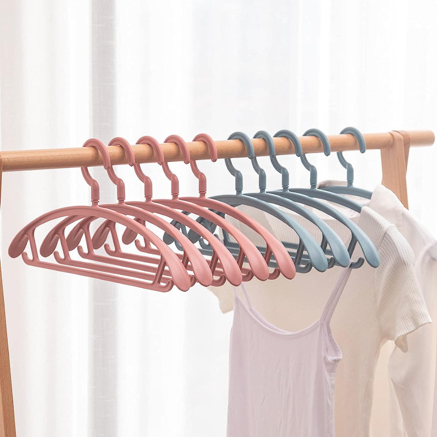 Plastic Clothes Hangers, Slim & Durable Space-Saving Hangers (10 Pack) thumbnail 4
