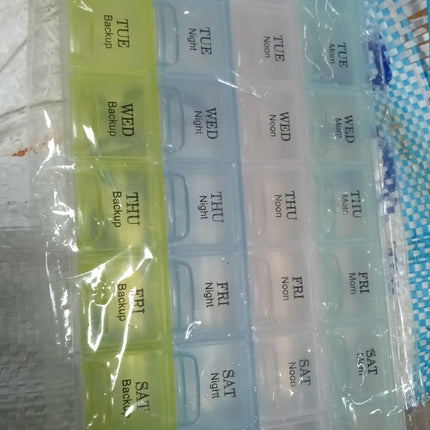 Transparent 7-day pill storage box with 4 rows for easy medication management.