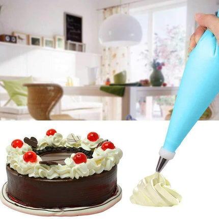 Nozzles and piping bag set for cake decorating