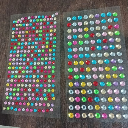 Multi-size self-adhesive crystals for creative and art projects